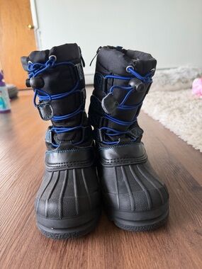Black Winter Duck Boots with Blue Laces